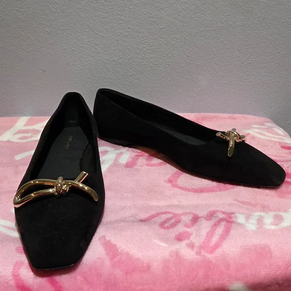 Women's Salvatore Ferragamo Gold Bow Detail Black Loafer, Size 7.5 - Picture 2 of 7
